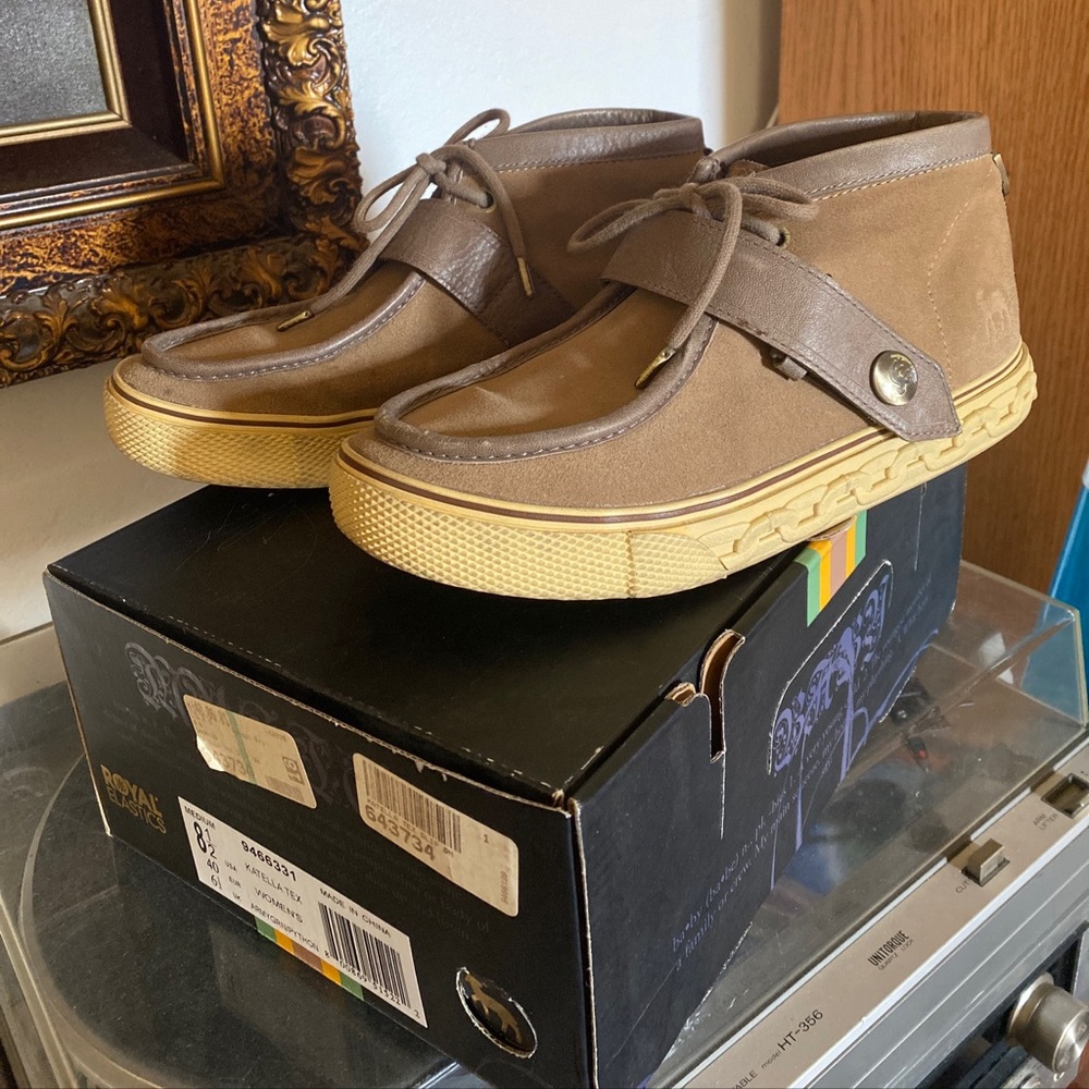 L.A.M.B. by Gwen Stefani suede shoes size 8 rare collector shoe EUC